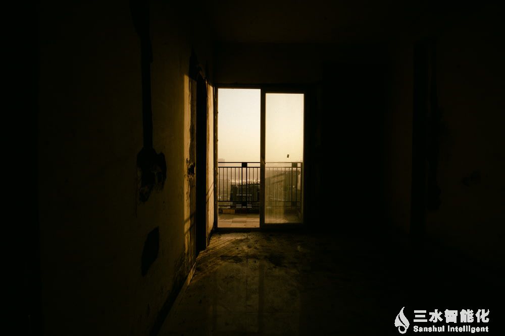 超越傳統(tǒng)照明,更個(gè)性化的燈光控制就選智能照明系統(tǒng)!(圖1) black metal framed glass door.jpg