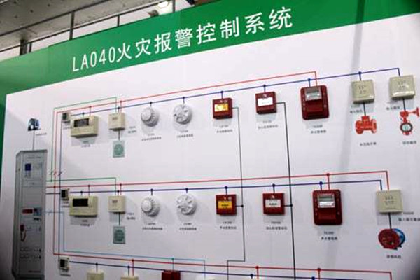 出現(xiàn)火警時，樓宇控制系統(tǒng)如何快速做出反應(yīng)？